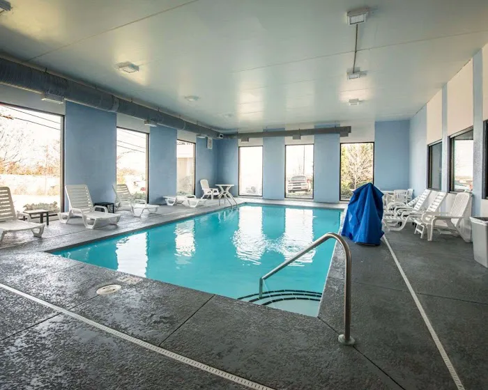 Comfort Inn & Suites 4