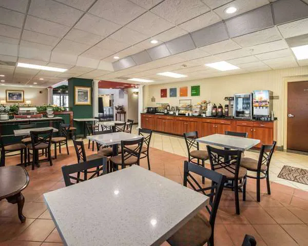 Comfort Inn & Suites 4