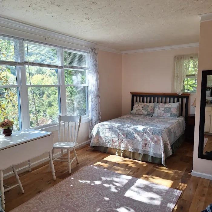 The Chimney Rock Inn & Cottages 4