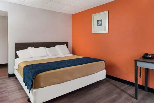 Rodeway Inn 4