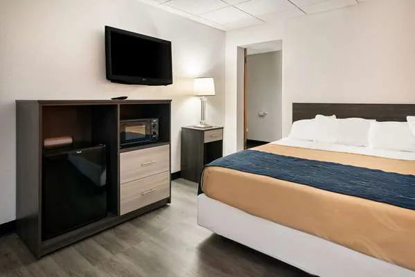 Rodeway Inn 4