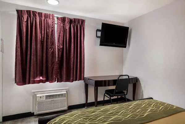 Rodeway Inn 4