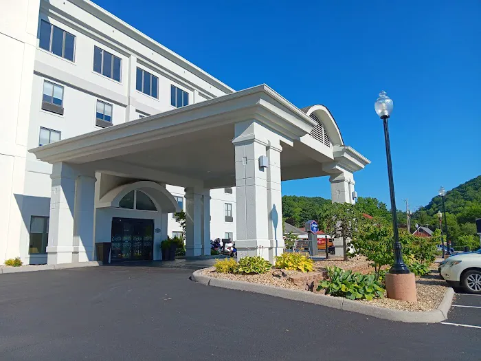 Hampton Inn Norton 3