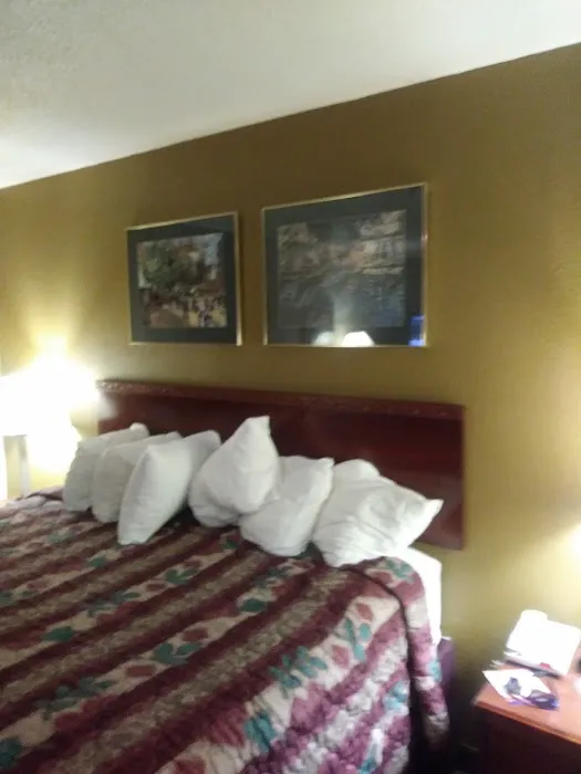 Days Inn by Wyndham Norton 3