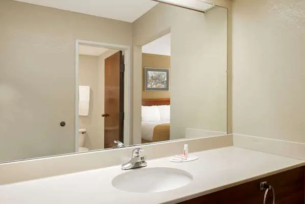 Days Inn by Wyndham Norton 3