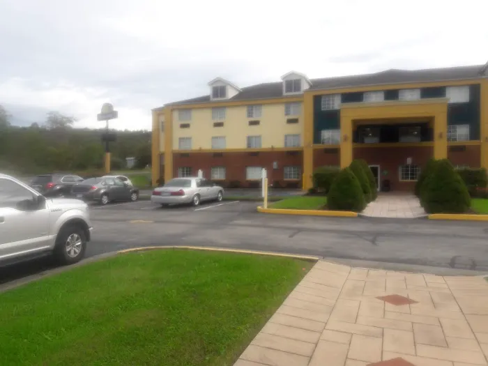 Days Inn by Wyndham Norton 3