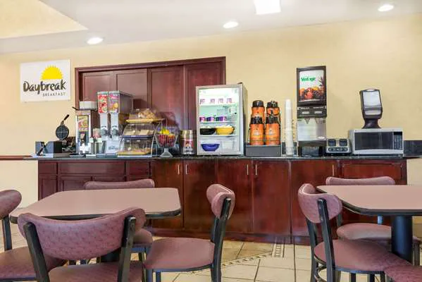 Days Inn by Wyndham Norton 3
