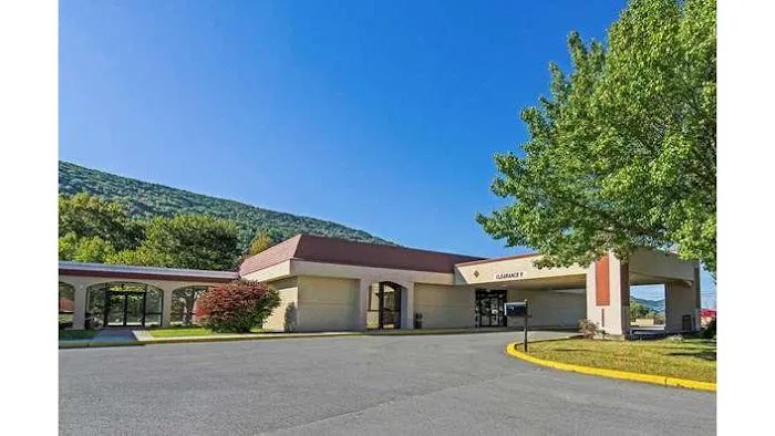 Econo Lodge Inn & Suites 3