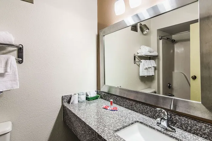 Econo Lodge Inn & Suites 3