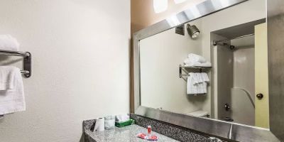 Econo Lodge Inn & Suites