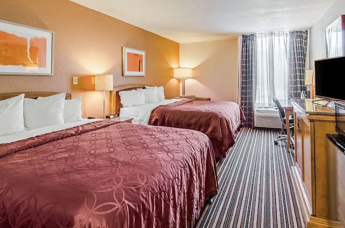 Econo Lodge Inn & Suites 3