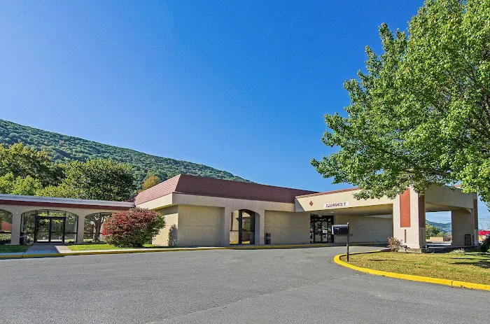 Econo Lodge Inn & Suites 3