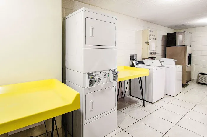 Econo Lodge Inn & Suites 3