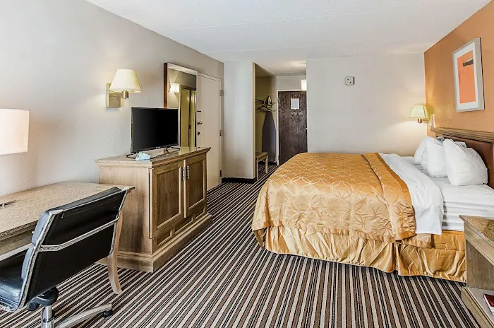 Econo Lodge Inn & Suites 3