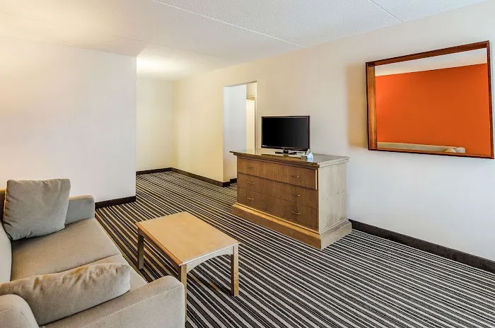 Econo Lodge Inn & Suites 3