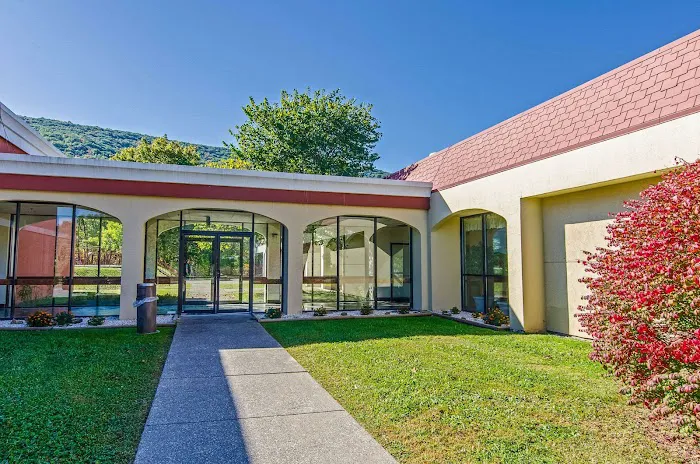 Econo Lodge Inn & Suites 3