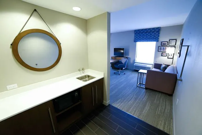 Hampton Inn & Suites Forest City 4