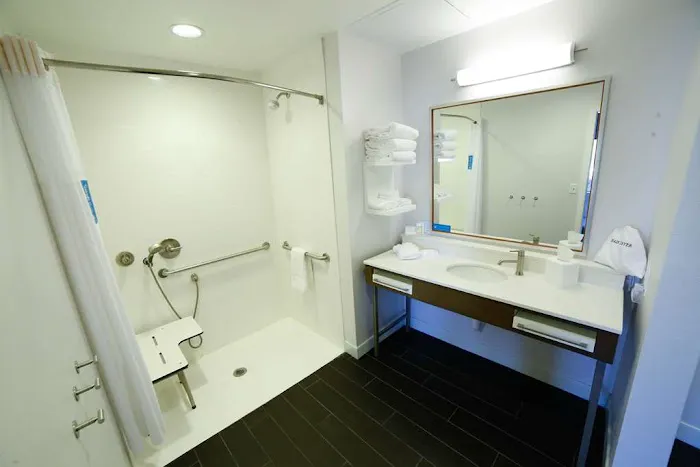 Hampton Inn & Suites Forest City 4