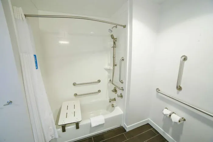 Hampton Inn & Suites Forest City 4