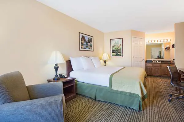Baymont by Wyndham Forest City 4