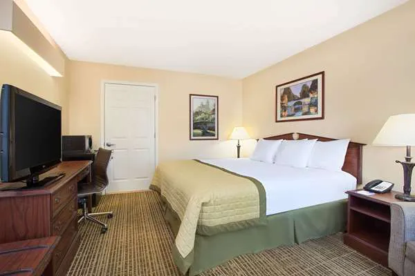 Baymont by Wyndham Forest City 4