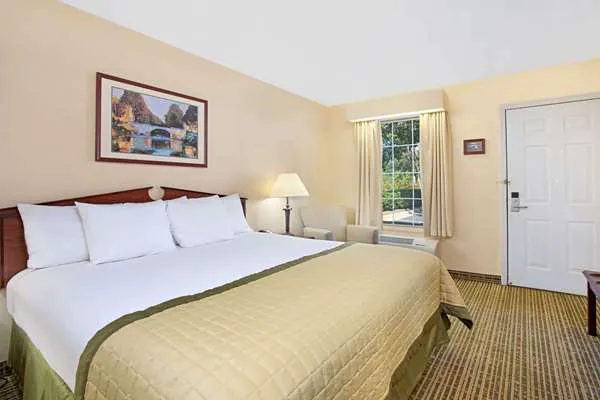 Baymont by Wyndham Forest City 4