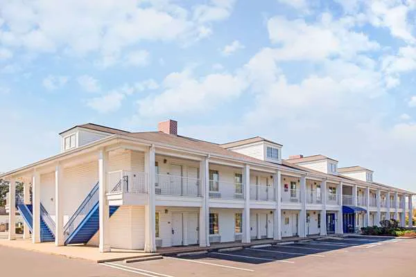 Baymont by Wyndham Forest City 4