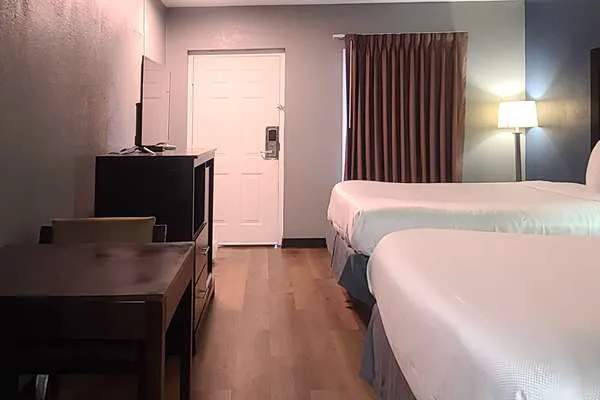 Econo Lodge 4
