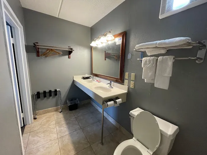Econo Lodge 4