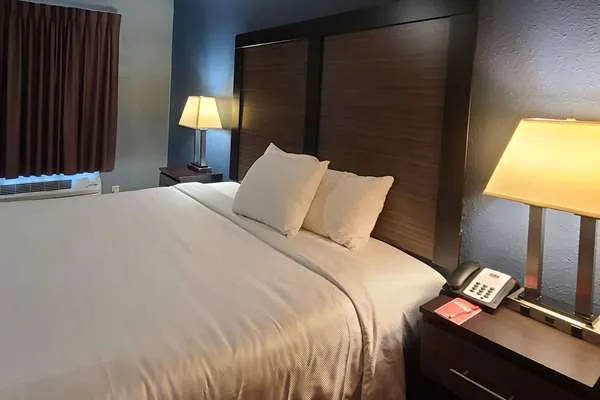 Econo Lodge 4