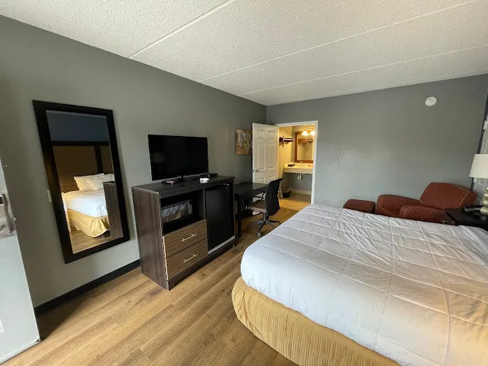 Econo Lodge 4
