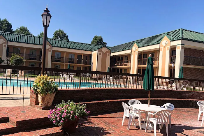 Quality Inn 4