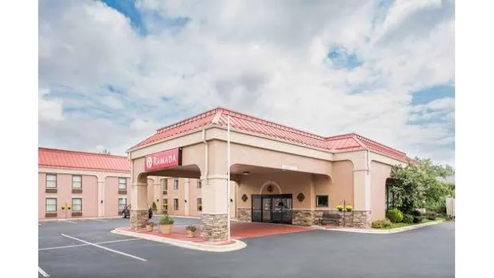 Ramada by Wyndham Hendersonville 4