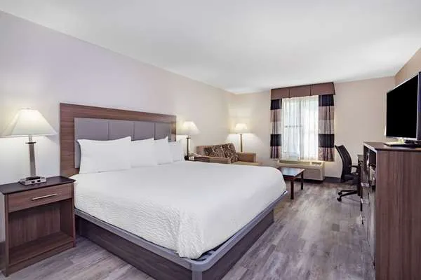 Ramada by Wyndham Hendersonville 4