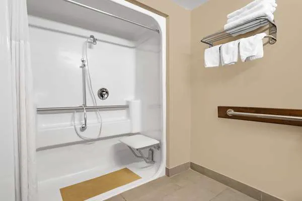 Ramada by Wyndham Hendersonville 4