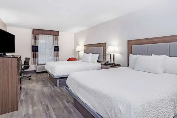 Ramada by Wyndham Hendersonville 4