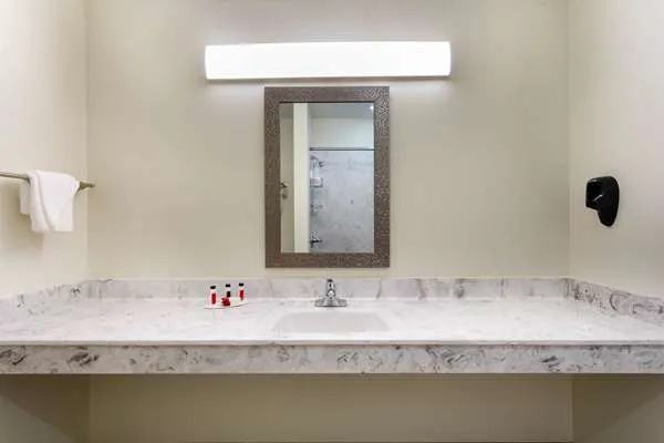 Ramada by Wyndham Hendersonville 4