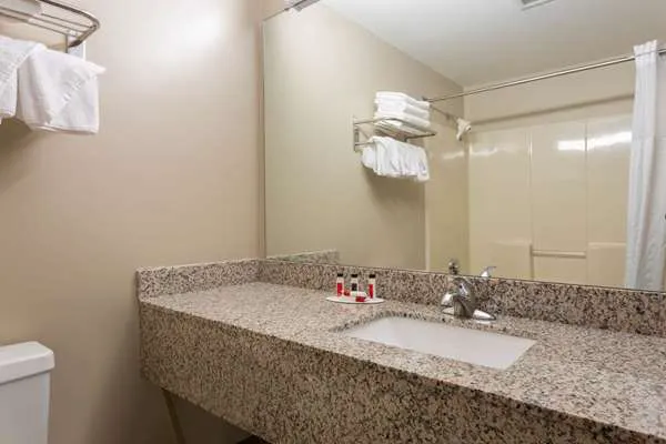 Ramada by Wyndham Hendersonville 4