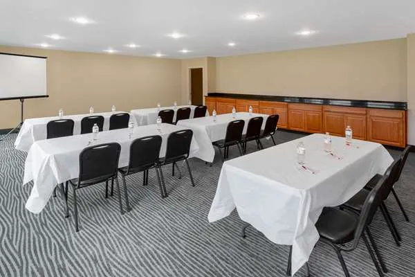 Ramada by Wyndham Hendersonville 4