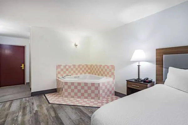 Ramada by Wyndham Hendersonville 4