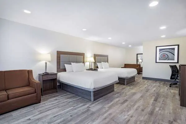Ramada by Wyndham Hendersonville 4