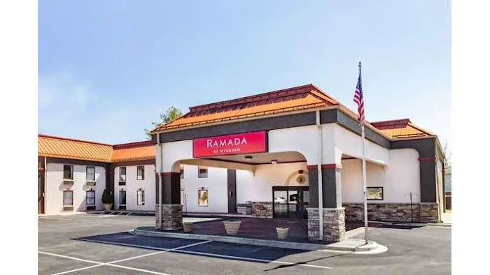 Ramada by Wyndham Hendersonville 4