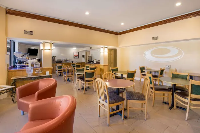 Econo Lodge 4
