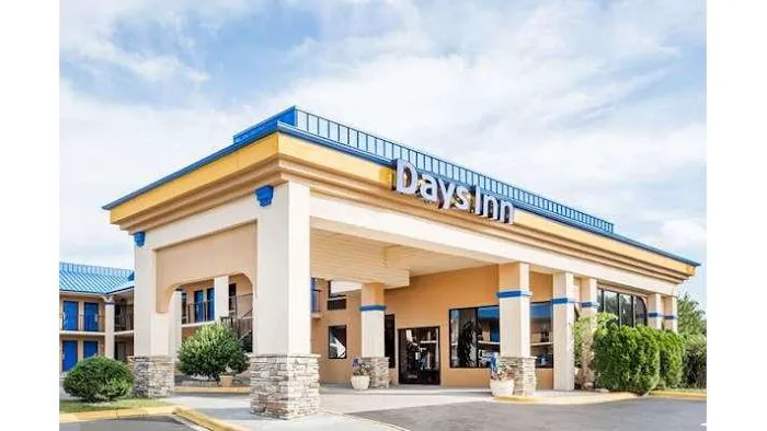 Days Inn by Wyndham Hendersonville 4