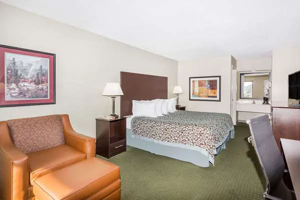 Days Inn by Wyndham Hendersonville 4