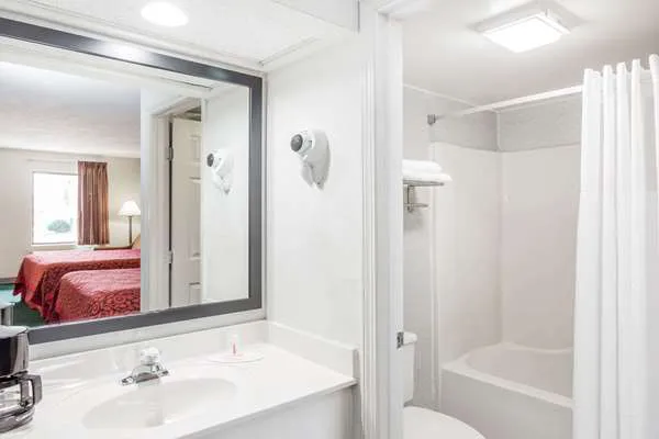 Days Inn by Wyndham Hendersonville 4