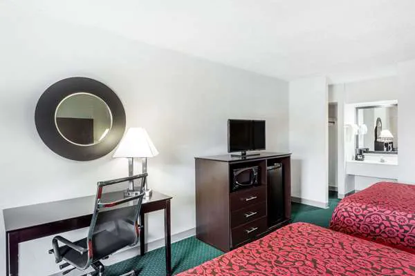 Days Inn by Wyndham Hendersonville 4