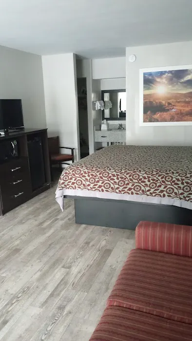 Days Inn by Wyndham Hendersonville 4