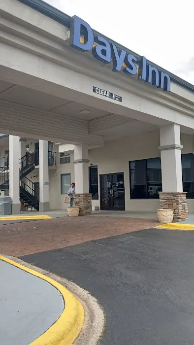 Days Inn by Wyndham Hendersonville 4