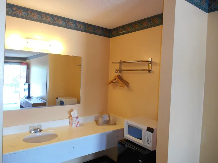 Deluxe Inn Lodging for Business & Workforce 4